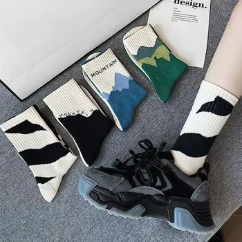 Нови модни асиметрични чорапи за двойки унисекс, творчески тенденция, чорапи със средна дължина, с тон, улични спортни чорапи
